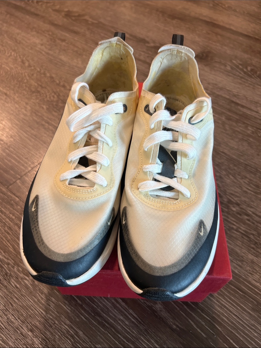 Nike Women's White and Black Low-Profile Sneakers